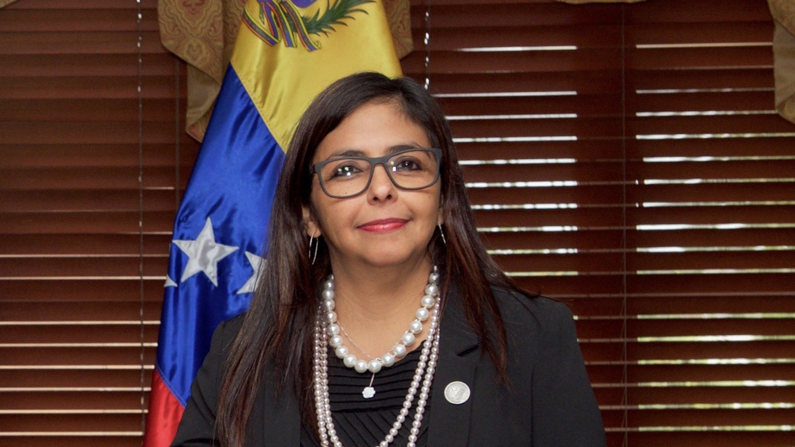 Secretary Kerry Shakes Hands With Venezuelan Foreign Minister Rodriguez Before Their Meeting in Santo Domingo (27571633682)