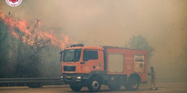 Incêndios levam a retirada de moradores na Judéia