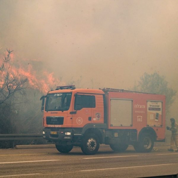 Incêndios levam a retirada de moradores na Judéia