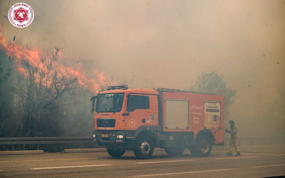 Incêndios levam a retirada de moradores na Judéia