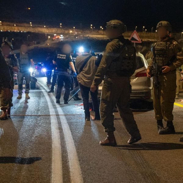 Mulher grávida é assassinada em ataque terrorista a caminho da maternidade