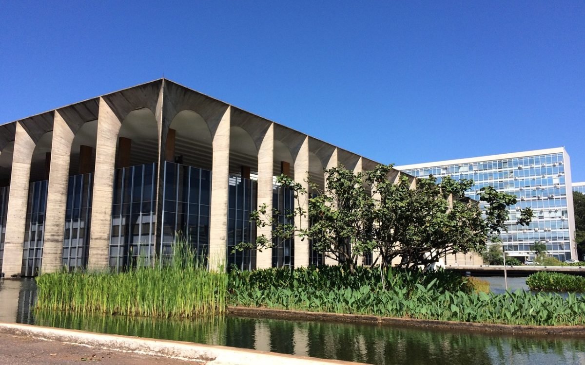 Presidente do Brasil: Defendendo Terroristas ao Invés de Proteger Civis?