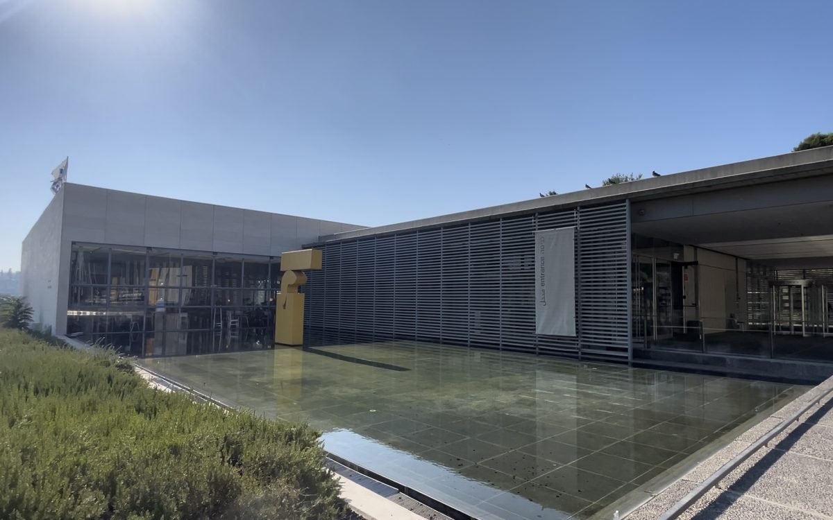 Extremista quebrou estátuas no Museu de Israel