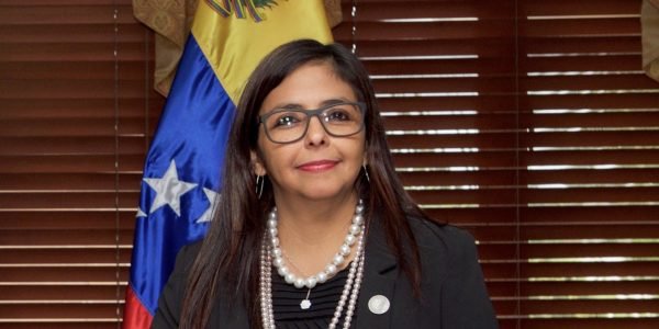 Secretary Kerry Shakes Hands With Venezuelan Foreign Minister Rodriguez Before Their Meeting in Santo Domingo (27571633682)