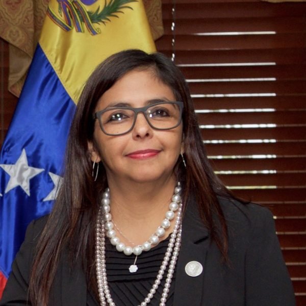 Secretary Kerry Shakes Hands With Venezuelan Foreign Minister Rodriguez Before Their Meeting in Santo Domingo (27571633682)