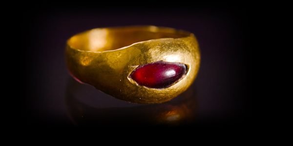 Anel de ouro com pedra preciosa de 2300 anos descoberto na Cidade de Davi