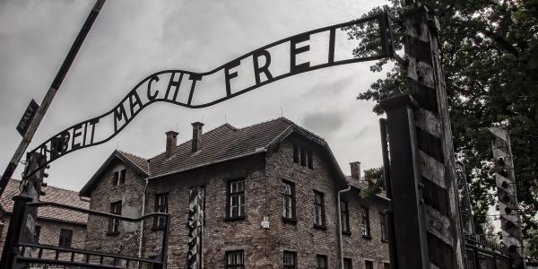 Netanyahu não irá à cerimônia de 80º da libertação de Auschwitz por causa de Haia