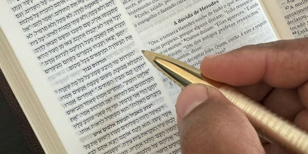Bíblia Hebraico Português foi lançada por pesquisador bíblico para o Brasil