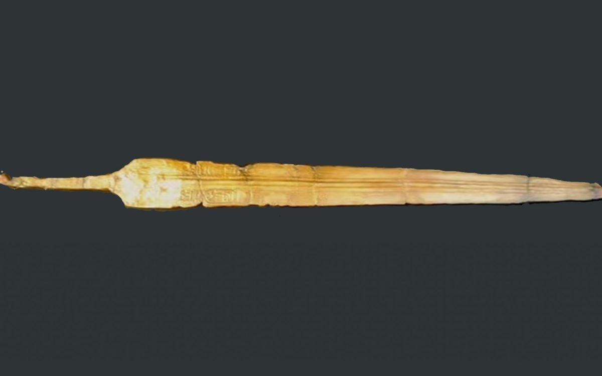 A espada de bronze com inscrição hieroglífica que menciona Ramsés II (foto: Ministério Egípcio de Turismo e Antiguidades)