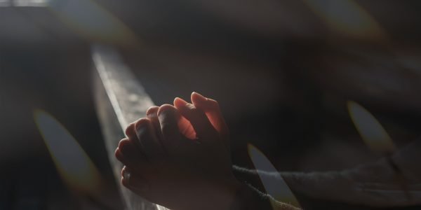 Onda de oração por iminente ataque iraniano