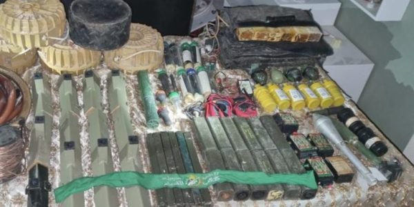 Direitos Humanos do Hamas: Foguetes em berço e um míssil antitanque em carrinho de bebê